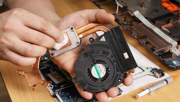 Чистка ноутбука от пыли и замена термопасты